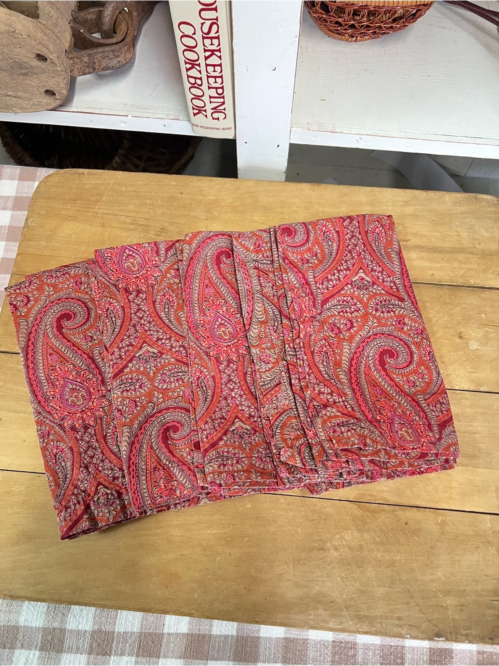 Sur la table cotton napkins paisley